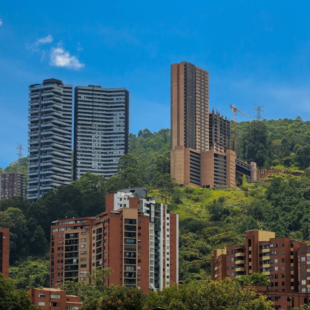 Para los analistas, el incremento del 23% en el salario mínimo añadió presiones adicionales. Por el lado de la demanda, eleva el precio máximo de la vivienda VIS, encareciendo su acceso en un contexto en el que los ingresos de los hogares no crecen al mismo ritmo. Foto: Camilo Suárez