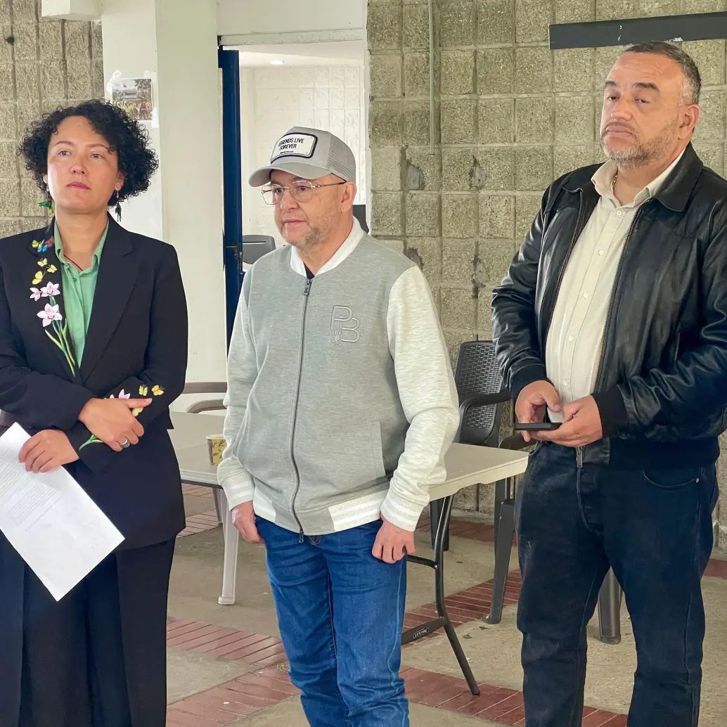 La senadora Isabel Cristina Zuleta; José Leonardo Muñoz Martínez, alias Douglas; y Freyner Alonso Ramírez García, alias Carlos Pesebre, durante la rueda de prensa realizada este martes en la Cárcel de Itagüí. FOTO: Manuel Saldarriaga