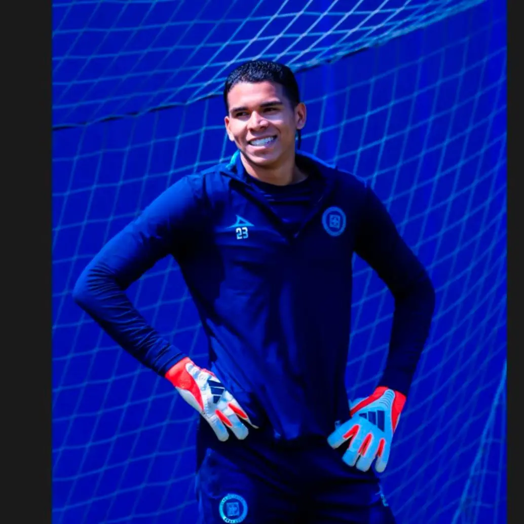 El arquero colombiano Kevin Mier es una de las figuras de Cruz Azul en busca del título del torneo Clausura 2026 mexicano. FOTO TOMADA X @CruzAzul