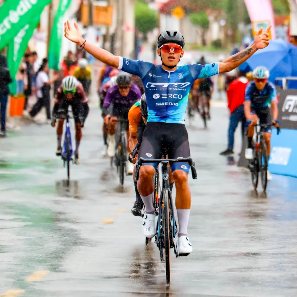 Cristian Vélez, el corredor más aplaudido en la primera etapa de la Vuelta de la Juventud. FOTO CORTESÍA ÁNDERSON BONILLA