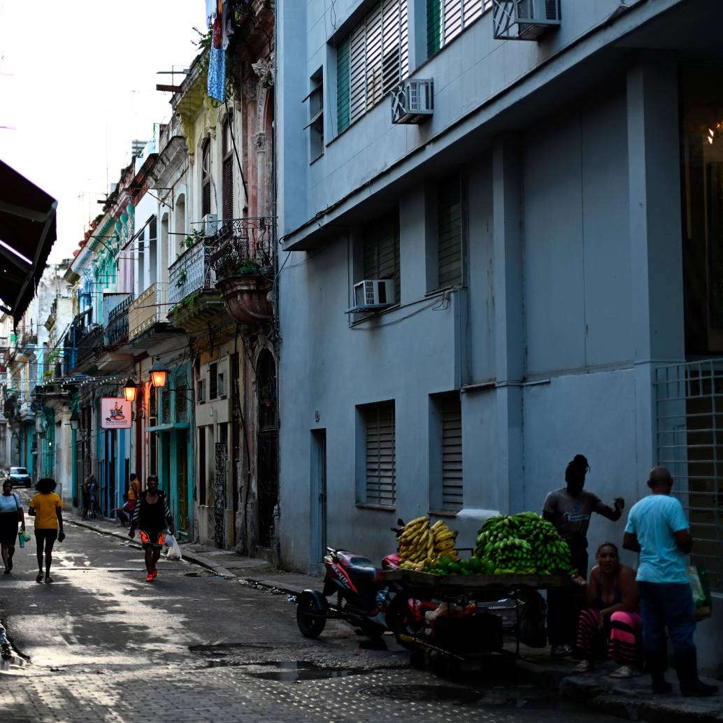 Tras la caída del líder del régimen venezolano Nicolás Maduro, la isla se quedó sin su principal proveedor de petróleo, lo que la sumió en una nueva crisis. FOTO: Getty