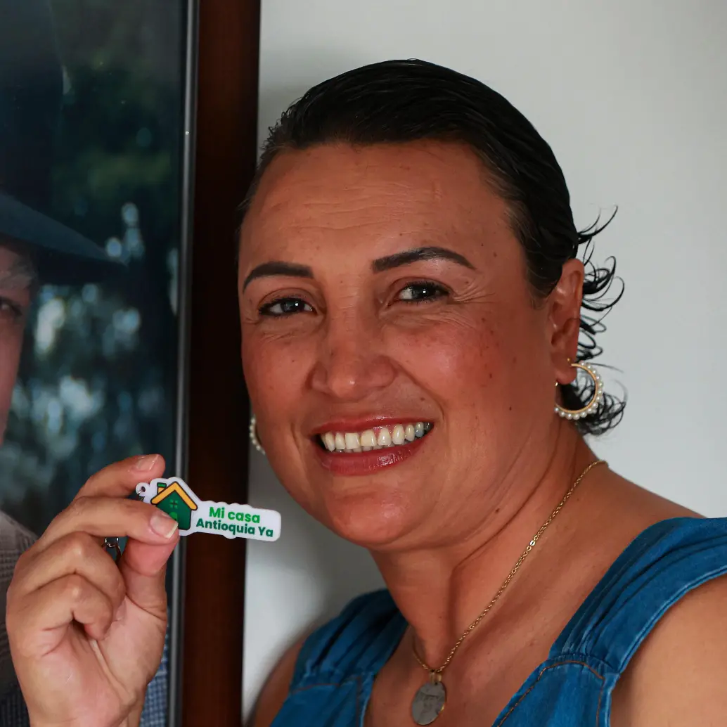 Nury Alejandra Mejía Arango pudo completar el dinero para su casa nueva gracias a la Gobernación de Antioquia; su padre Jairo Antonio Mejía, fallecido, fue quien le dejó el plante. FOTO Manuel Saldarriaga