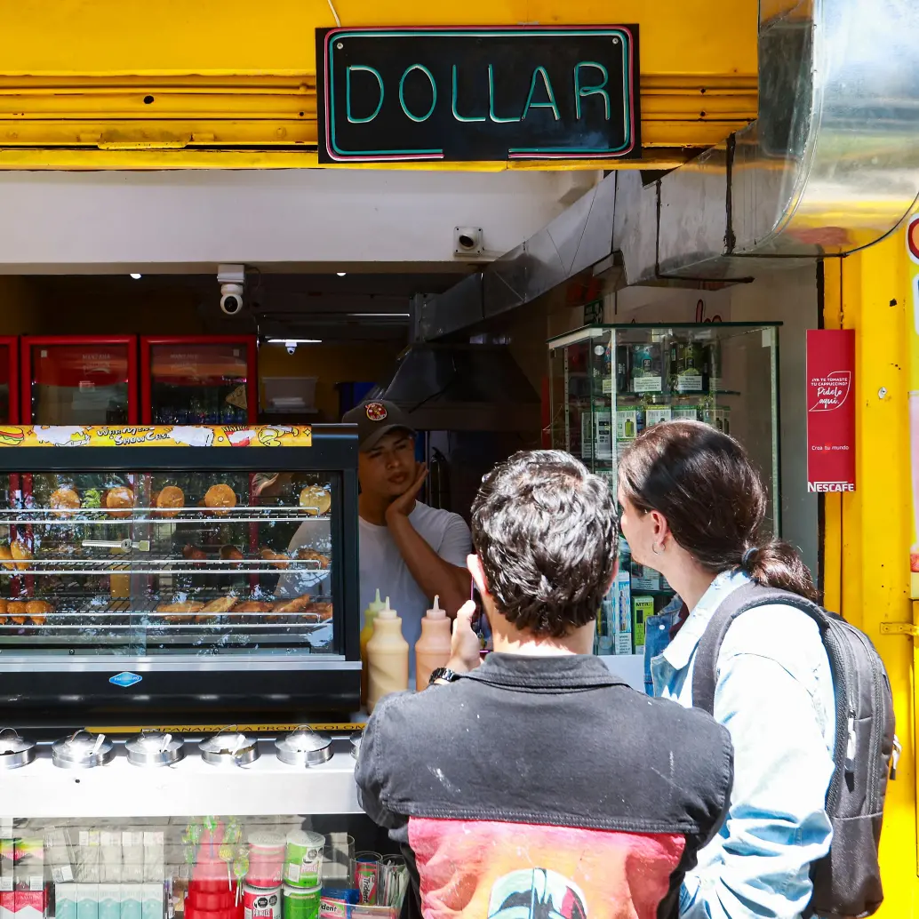 Turistas extranjeros recorren Provenza en Medellín, donde cafés, bares y vendedores ya conviven con pagos en dólares y tarjetas internacionales. FOTO MANUEL SALDARRIAGA