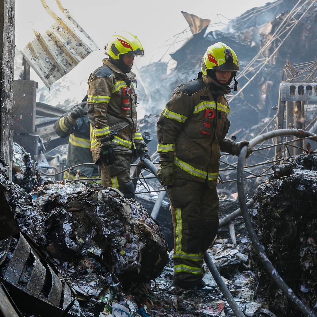 Imagen de incendio ocurrido en una bodega de reciclaje cerca a la Plazuela Zea, en el Centro de Medellín. FOTO: Manuel Saldarriaga Quintero