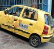 Dentro de este taxi se movilizaba el conductor que fue atacado con arma blanca, luego de que su pasajero se negara a pagarle la carrera, que había tomado en el centro de Medellín. FOTO: <b>CORTESÍA</b>