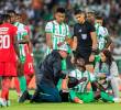 La fisioterapeuta Marcela Maya atiende a Marino Hinestroza en compañía del médico Nelson Rodríguez. FOTO CAMILO SUÁREZ
