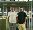 Los hermanos Sebastián y Santiago Barrientos Quintero comenzaron vendiendo gafas desde un apartamento en Medellín y hoy lideran una plataforma con presencia nacional en el mercado premium. FOTO: SBQ.