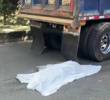En este accidente, ocurrido en el barrio Belén La Gloria, murió un hombre que acostumbraba a pegarse de las volquetas y que se cayó de la misma. FOTO: CORTESÍA