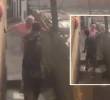 En un video difundido por redes sociales se conoció como un joven maltrata a una adulta mayor con un ventilador por no darle dinero en un callejón de Medellín. FOTO: TOMADA DE VIDEO