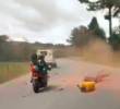 En un video, que estaba tomando un motociclista, quedó registrado el momento exacto en el que la ambulancia tomó la curva por el carril contrario, provocando la colisión frontal con la motocicleta. FOTO: CORTESÍA