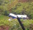 Así quedó el bus, de la empresa Copetrán, que se accidentó en el Alto de las Águilas, en Puerto Berrío, cuando cubría la ruta Santa Marta-Medellín. FOTO: CORTESÍA RTP NOTICIAS REGIONAL