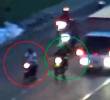 Acá se aprecia la persecución. A la izquierda, el joven a bordo de una moto robada, a la derecha, la patrulla con dos policías. FOTO: IMAGEN TOMADA DE VIDEO