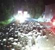 Así quedó la autopista Medellín-Bogotá, a la altura del municipio de Cocorná, luego de que una volqueta derramara varias piedras. Esto obligó al cierre de este corredor mientras estos elementos eran recogidos. FOTO: CORTESÍA MI ORIENTE