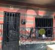 Dentro de esta vivienda ocurrió el incendio que terminó cobrando la vida de Priscilla Barrientos Londoño, de 28 años. Ocurrió el pasado 15 de julio y en el hecho hubo una segunda persona lesionada. FOTO: LAURA ROSA JIMÉNEZ VALENCIA