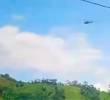 El helicóptero se disponía a recoger a unos policías que fueron atacados por integrantes de las disidencias cuando lo atacaron con el dron. FOTO: CORTESÍA GOBERNACIÓN DE ANTIOQUIA
