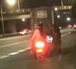 De la nada salió un hombre para arrebatarle el bolso a una mujer que iba en motocicleta como pasajera y se le llevaron sus documentos y demás pertenencias. FOTO: CORTESÍA DENUNCIAS ANTIOQUIA
