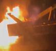 Una grúa fue incendiada luego de que a su conductor y su ayudante los llamaron para atender un servicio de un vehículo varado. A las dos personas las golpearon. FOTO: CORTESÍA TOMADA DE VIDEO
