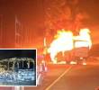 El bus de la Sociedad Transportadora Sonsón La Dorada (Sotransoda) fue incendiado cuando hombres armados interceptaron el automotor. A su lado dejaron un camión, el cual marcaron con las insignias de este grupo guerrillero. FOTOS: CORTESÍA