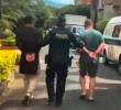 Este es el momento en el que las autoridades capturaron a un colombiano y a un norteamericano por la presunta explotación de dos menores de edad, las cuales fueron aprehendidas por un caso de hurto por el cual denunciaron inicialmente. FOTO: CORTESÍA