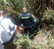 Los agentes del CTI de la Fiscalía realizan la inspección al cuerpo sin vida del israelí que falleció en este accidente de parapente. FOTO: CORTESIA
