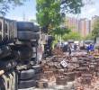 Así quedó el camión de cerveza que se volcó a la altura del barrio Navarra, de Bello. Autoridades no reportan personas lesionadas inicialmente. FOTO: CORTESÍA