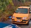 Las dos personas que iban en este taxi fueron acribilladas afuera del automotor, luego de que estructuras armadas lo interceptaran poniendo un árbol en el centro de la vía. IMAGEN TOMADA DE VIDEO.