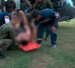 Este es el momento en el que se le brinda atención a uno de los militares quemados en medio de una asonada, cuando realizaban un operativo contra los laboratorios cocaleros en Villagarzón, Putumayo. FOTO: TOMADA DE VIDEO