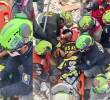 El equipo Usar Col-1, que tiene entre sus integrantes a ocho integrantes del Cuerpo de Bomberos de Envigado, rescataron a Moises, un niño de 11 años, en La Guaira. FOTOS: TOMADAS DE VIDEO