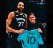 James junto al basquetbolista francés, Rudy Gobert-Bourgarel, quien juega en los Timberwolves, compartiendo antes del duelo de la NBA. FOTO TOMADA X@Timberwolves