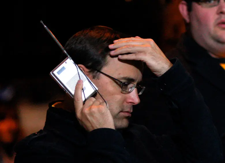 El ejercicio de escuchar radio en la banda AM de Medellín está plagado por estos días de “agujeros negros” o “baches” dejados por una serie de emisoras que están siendo sacadas del aire. FOTO Getty