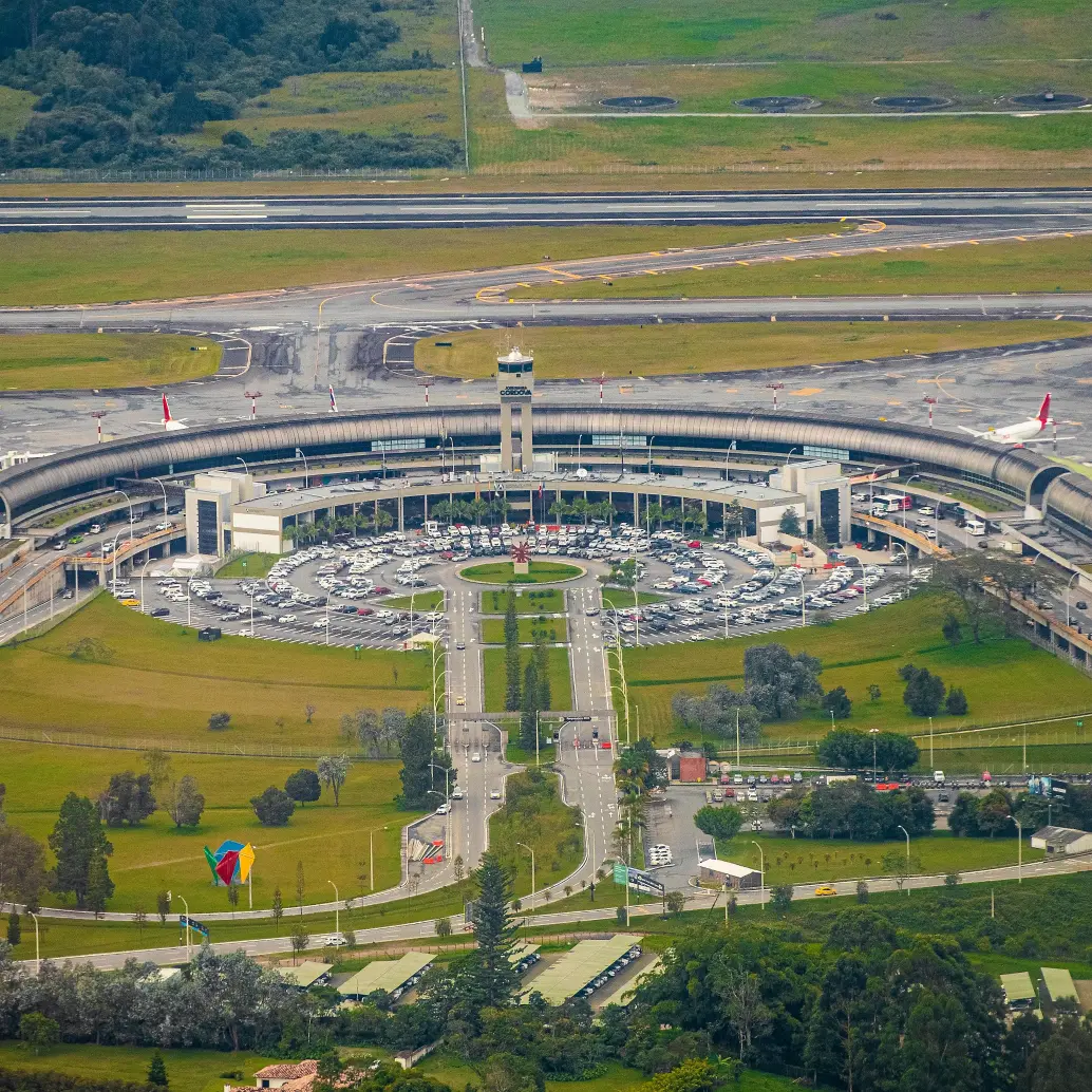 En 2024, el aeropuerto internacional de Rionegro, José María Córdova, transportó la cifra récord de 13,7 millones de pasajeros anuales, cuando su capacidad es solamente de 11 millones. <b><span class="mln_uppercase_mln"> </span></b>FOTO<b><span class="mln_uppercase_mln"> Juan Antonio Sánchez</span></b>