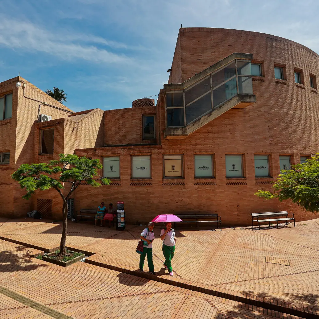 El Centro Cultural Moravia en Medellín es obra de Rogelio Salmona. Foto Manuel Saldarriaga. 