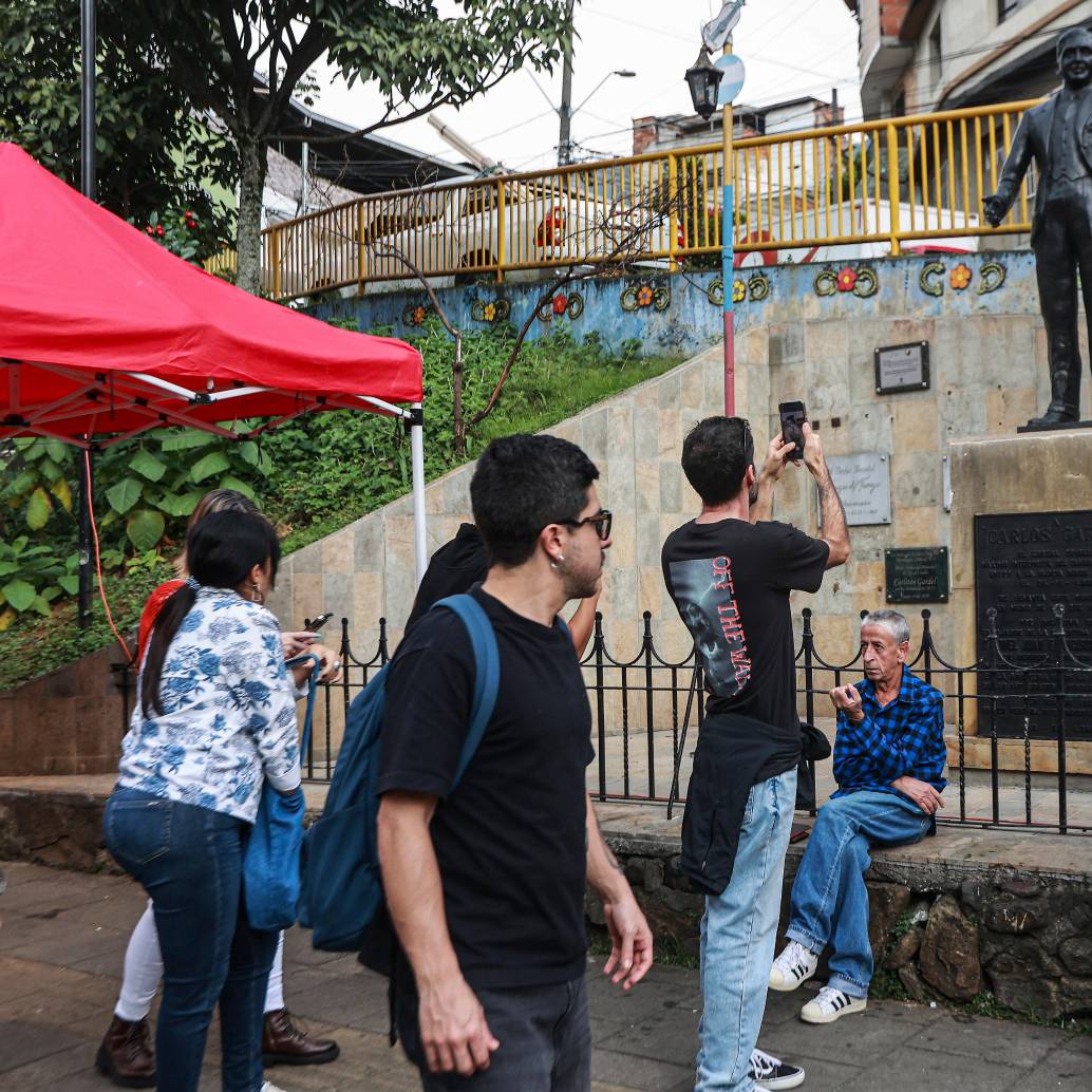 El monumento a Carlos Gardel es uno de los puntos emblemáticos de la 45, la arteria principal de Manrique. Foto: Manuel Saldarriaga.