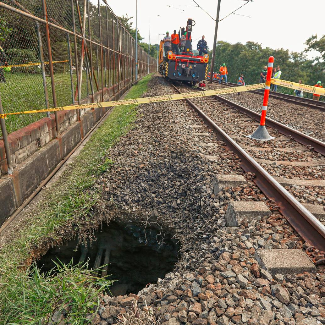 Esta fue la socavación que provocó la suspensión del metro entre el 16 y el 22 de junio de 2022 entre las estaciones Tricentenario y Caribe. Se originó por la falla en una cubierta de la quebrada La Cantera. FOTO: MANUEL SALDARRIAGA