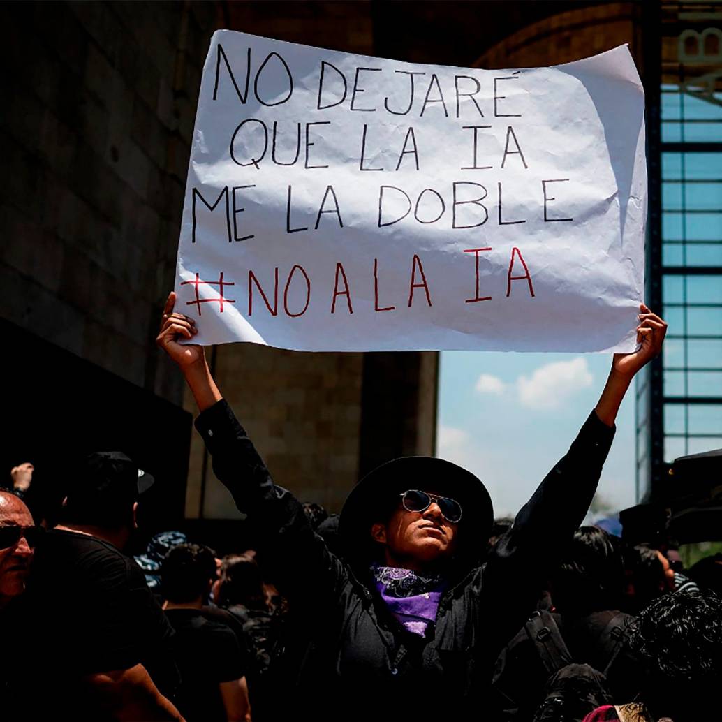 Con pancartas, los locutores en México clamaron por sus derechos. FOTO AFP