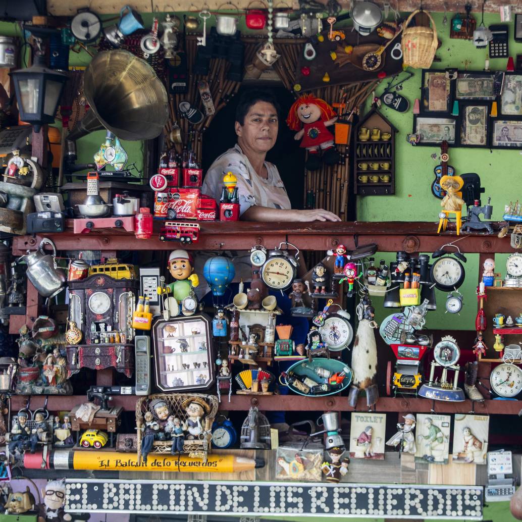 Gloria Elcy empezó a comprar y coleccionar antigüedades hace 2 años. El primer artículo que colgó en su balcón fue una greca que compró en el Parque Bolívar. FOTO Julio César Herrera. 