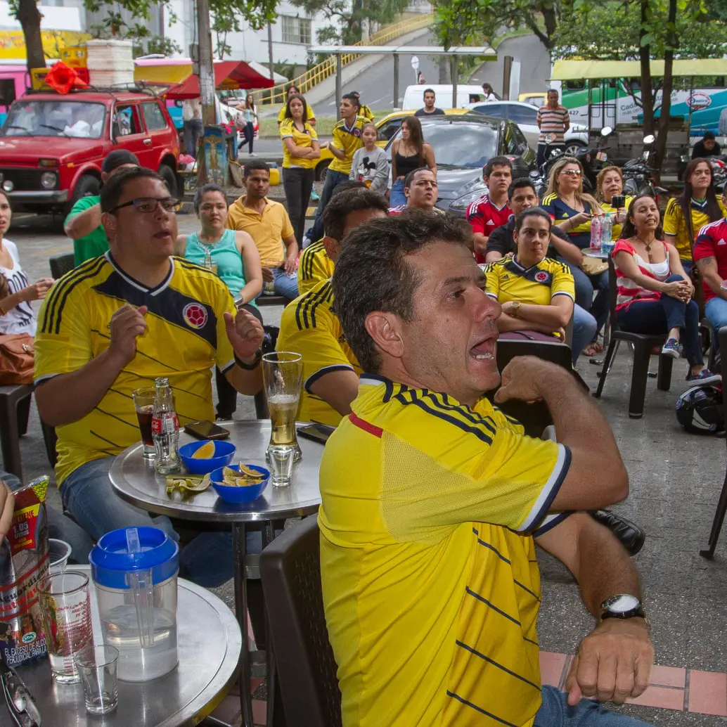 Expertos laborales advierten que abandonar funciones para seguir partidos del Mundial podría generar sanciones disciplinarias en algunas empresas. FOTO EL COLOMBIANO