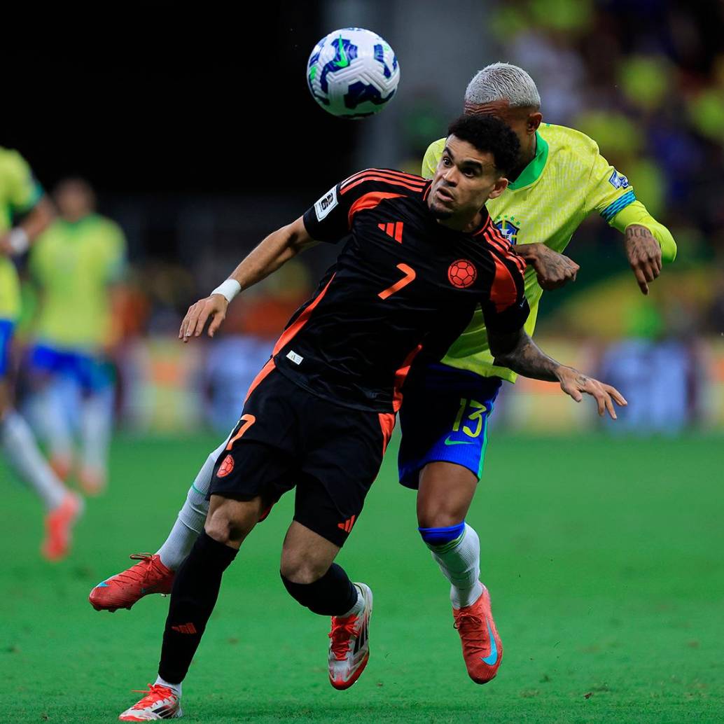 Cuando parecía que el primer tiempo terminaría con un empate, apareció el de siempre: Luis Díaz, el hombre que no le teme a Brasil y en los dos últimos encuentros les ha anotado tres goles a los brasileros. Foto: AFP