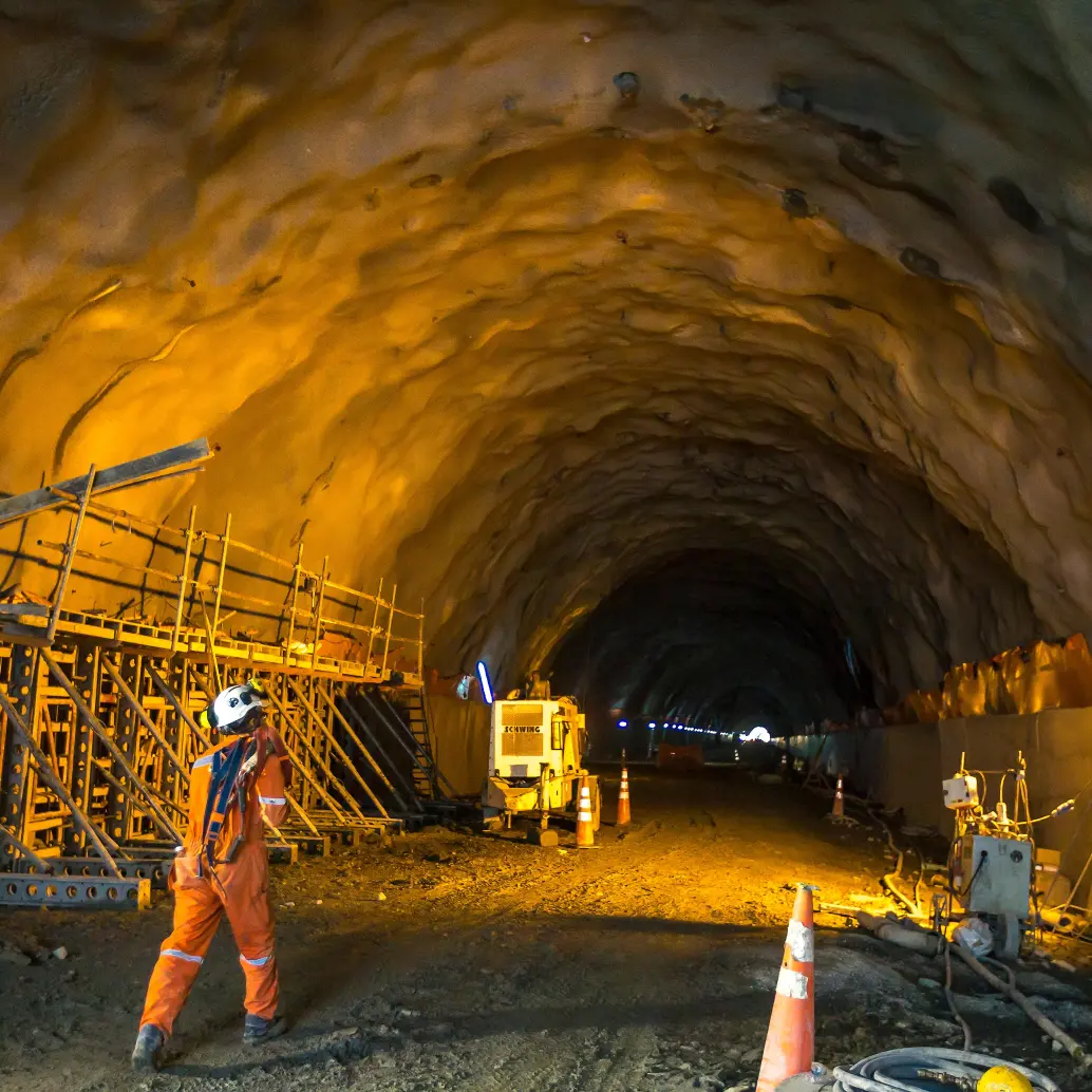 Odinsa reportó ingresos por COP 117.190 millones en el primer trimestre de 2026, impulsados por el crecimiento de sus concesiones aeroportuarias y viales, entre ellas el Túnel de Oriente y el aeropuerto El Dorado. FOTO Juan Antonio Sánchez