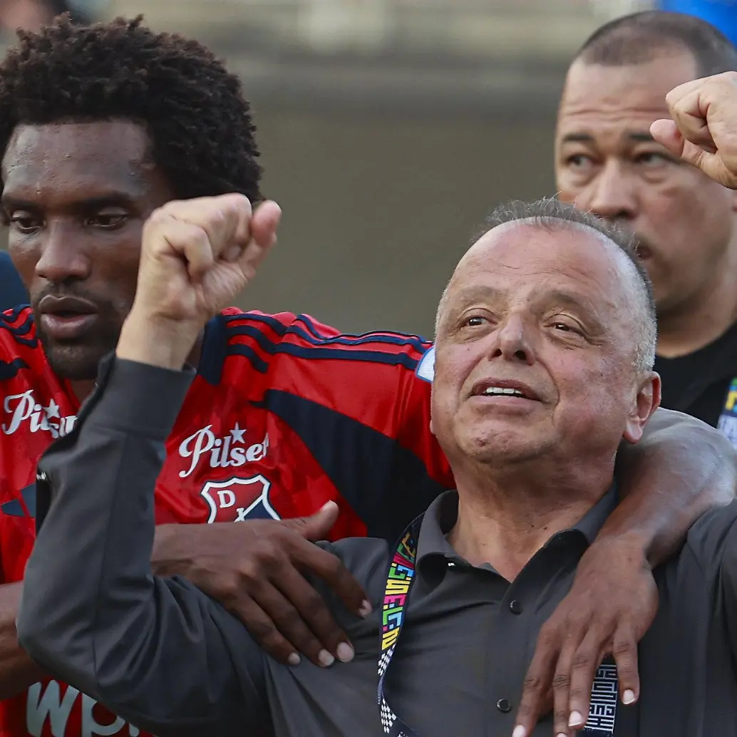 El empresario Raúl Giraldo, máximo accionista del Medellín desde 2013, hizo gestos ante la hinchada del cuadro rojo el 3 de mayo del 2026 tras finalizar el partido contra Águilas Doradas. Foto: Manuel Saldarriaga
