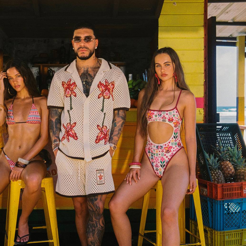 Ryan Castro posa con una de las camisas tejidas que tendrá esta colección AWAA que hizo al lado de Agua Bendita. FOTO Cortesía