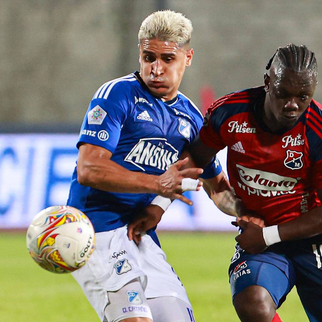 En la foto se ve a Daniel Cataño, cuando jugaba en Millonarios, junto al extremo vallecaucano Edwuin Cetré, jugador del Medellín. Foto: Manuel Saldarriaga