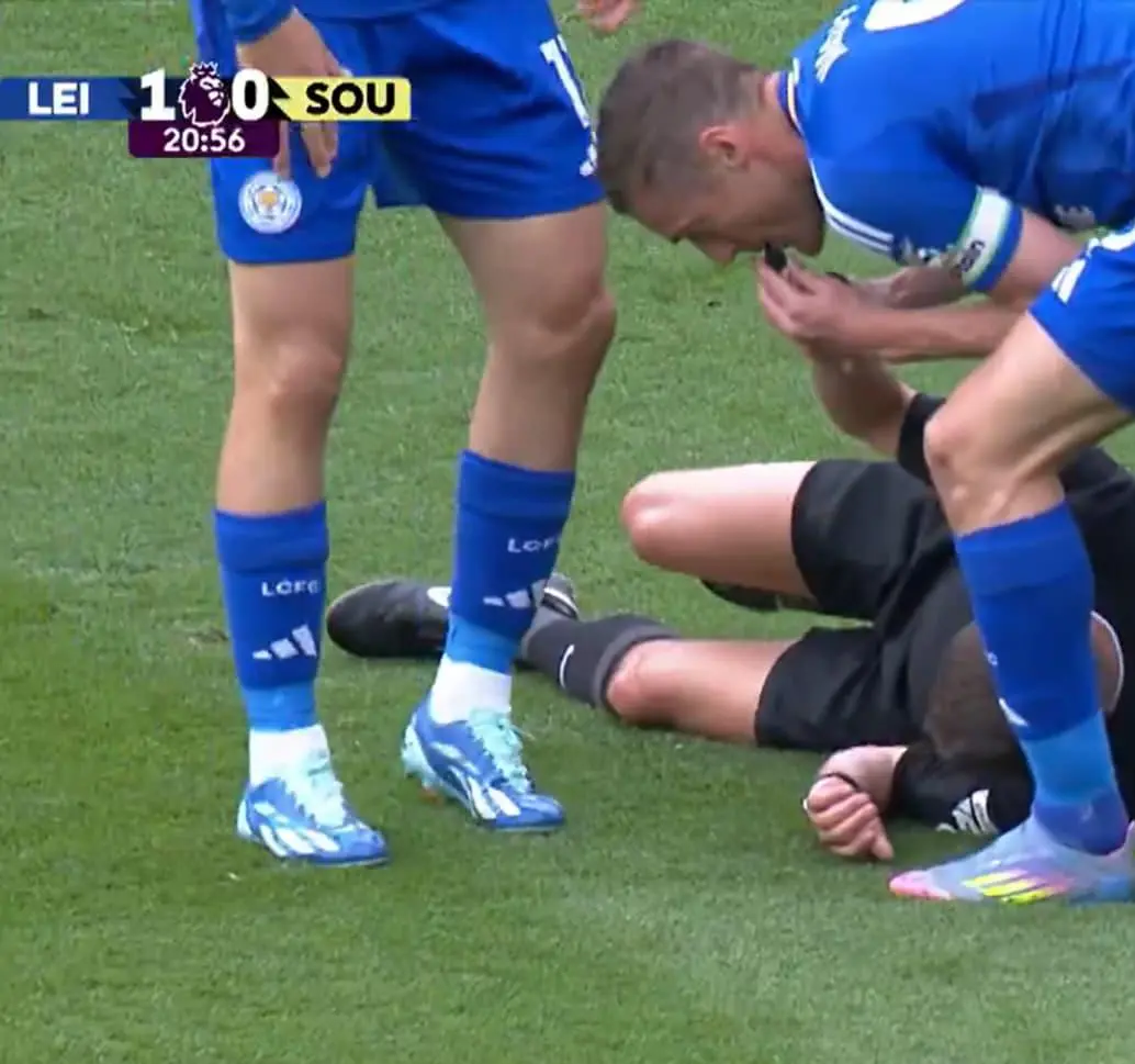 Jamie Vardy protagonizó una curiosa escena con el árbitro David Webb en un partido de la Premier League. FOTO: Captura de video 