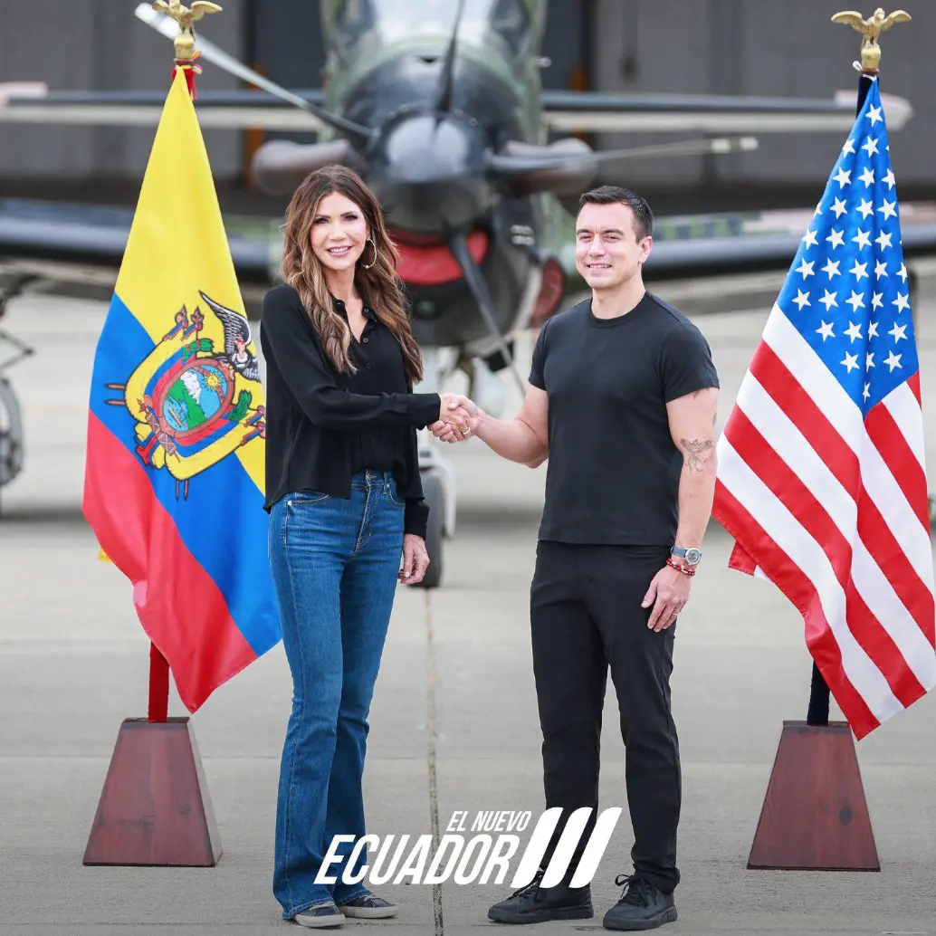 El presidente de Ecuador, Daniel Noboa, y la secretaria de Seguridad Nacional de Estados Unidos, Kristi Noem, durante una reunión realizada el pasado 5 de noviembre en la que se discutió la instalación de una base militar. FOTO: Cortesía Presidencia Ecuador 