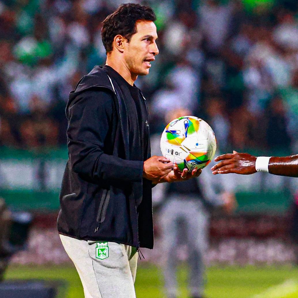 El exfutbolista Diego Arias, quien fue campeón con Nacional de la Libertadores del 2016, suma tres partidos al frente del cuadro verde. Ganó contra Unión y Millonarios, y empató ante Chicó. <span class="mln_uppercase_mln">FOTO</span><b><span class="mln_uppercase_mln"> mANUEL Saldarriaga</span></b><span class="mln_uppercase_mln"> </span>