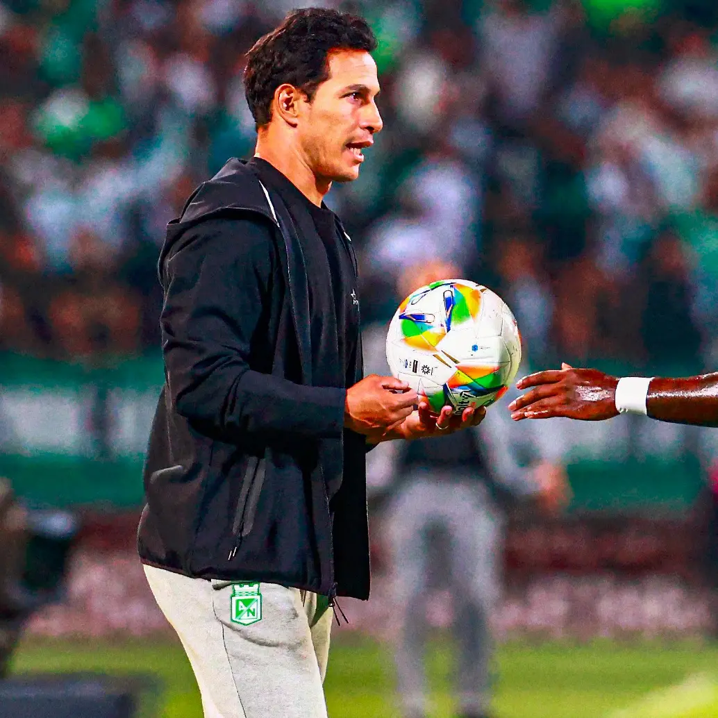 Diego Arias da indicaciones a Marino Hinestroza durante el duelo entre Nacional y Millonarios. FOTO MANUEL SALDARRIAGA.
