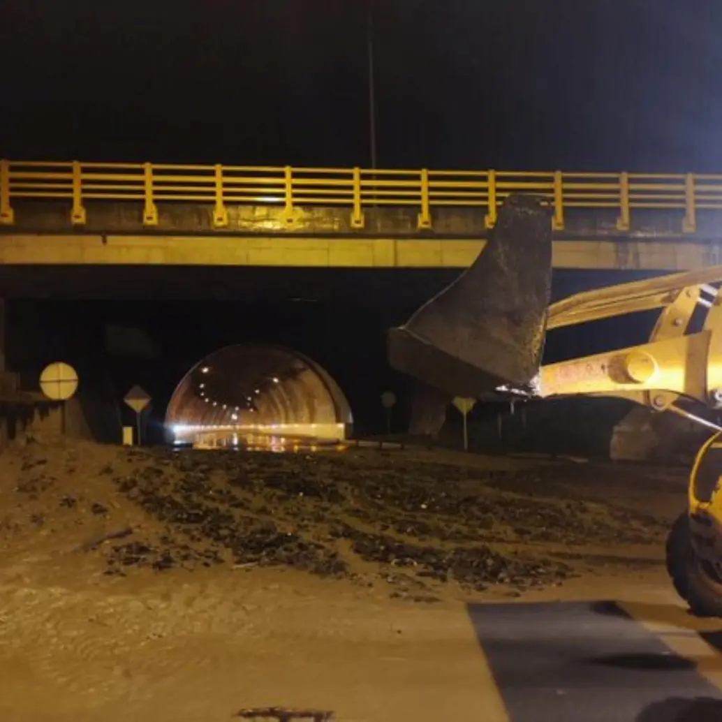 Desde horas de la noche se está trabajando en la remoción de material en diferentes puntos de la vía al Llano. Foto: Coviandina