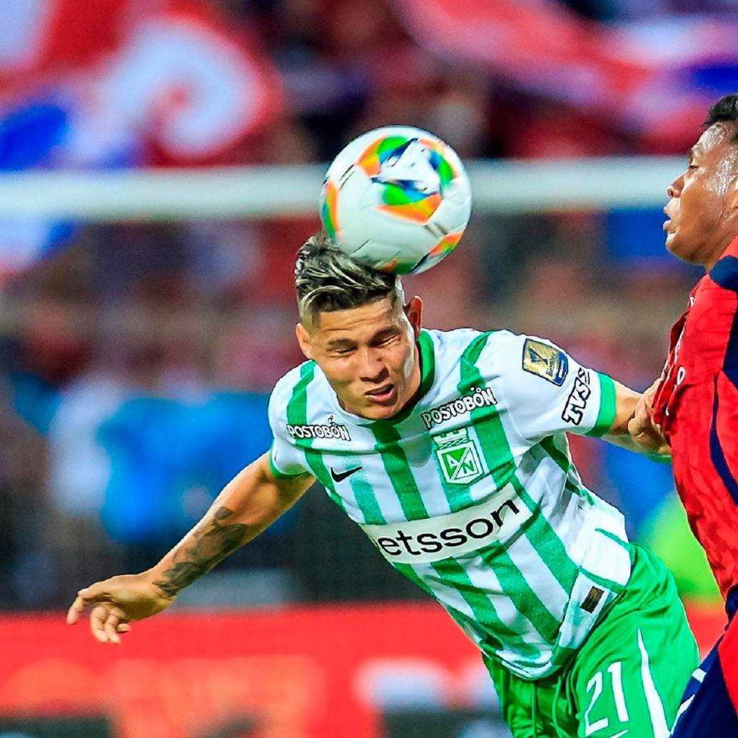 Jorman Campuzano (Nacional) y Leider Berrío disputando un balón en el clásico paisa. FOTO: Camilo Suárez