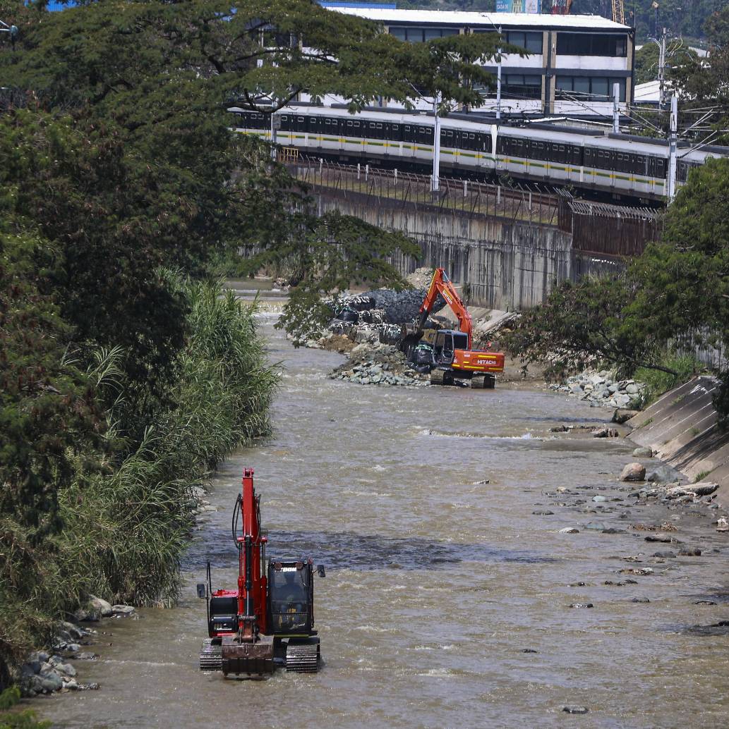 Intervención socavones del río Medellín entre la estación Sabaneta y la estación Poblado. Foto: Manuel Saldarriaga Quintero.