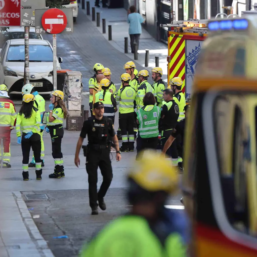 El colapso de un edificio en obras en la calle Hileras, en pleno centro de Madrid, dejó cuatro muertos y varios heridos. Las autoridades mantienen acordonada la zona mientras avanzan las investigaciones. FOTO: AFP